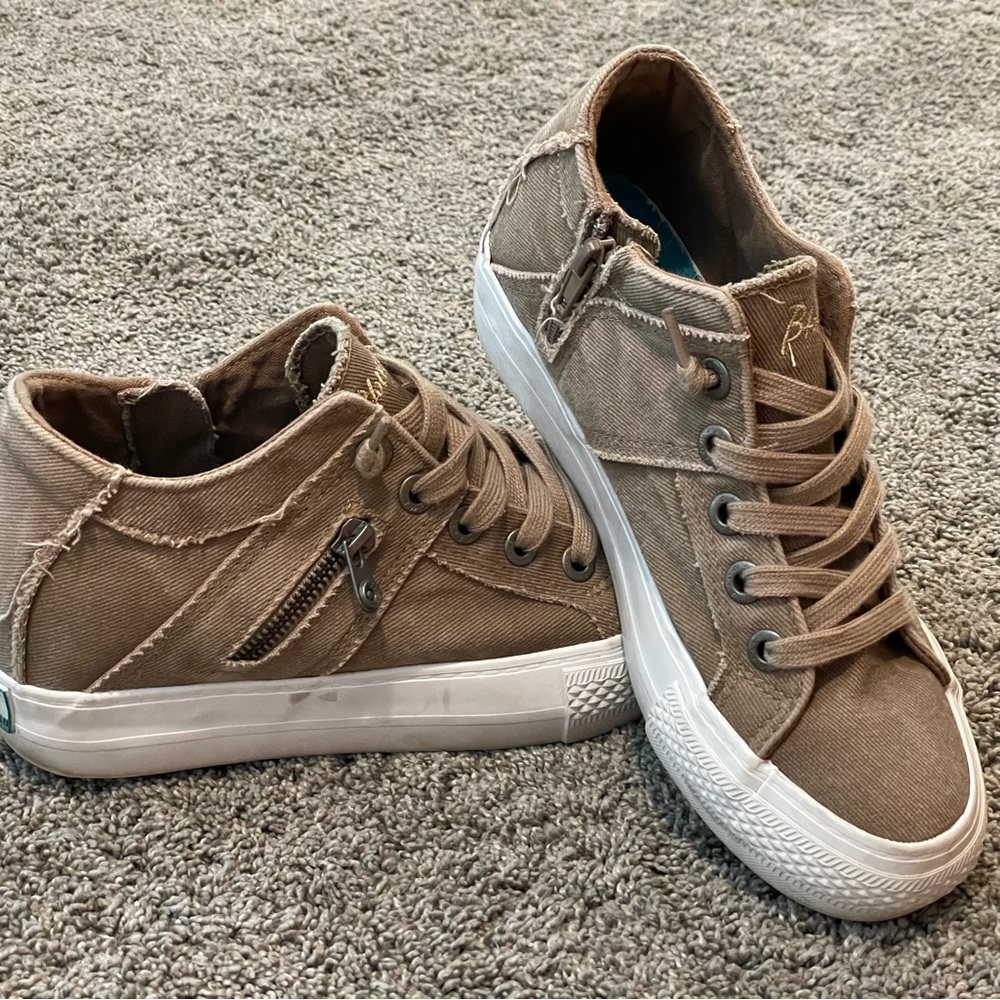 Blowfish Malibu Size 8 sneaker with hidden false heel